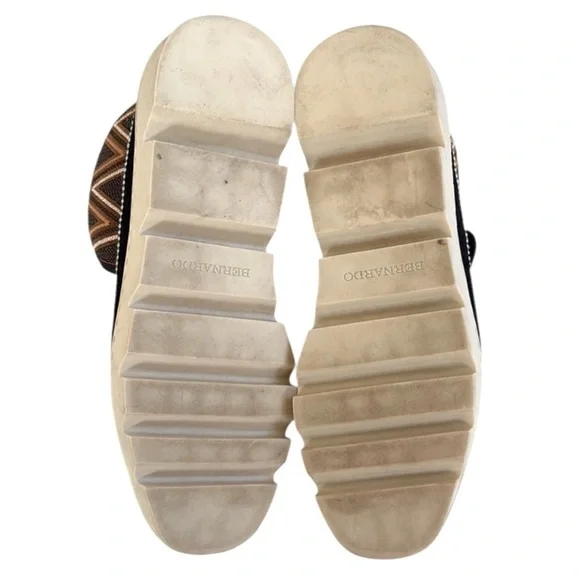 Bernardo Leather and Sheepskin Drea
Embroidered Booties Brown Black Size 7 EUC - Picture 9 of 9